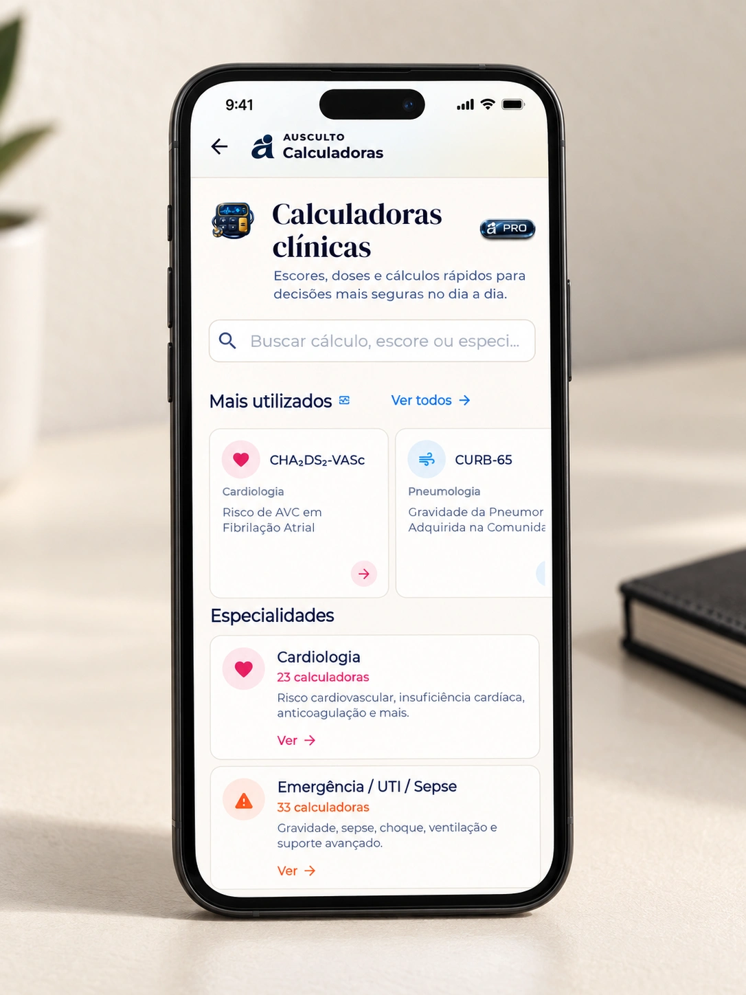 Catálogo de calculadoras clínicas em um celular de proporções naturais