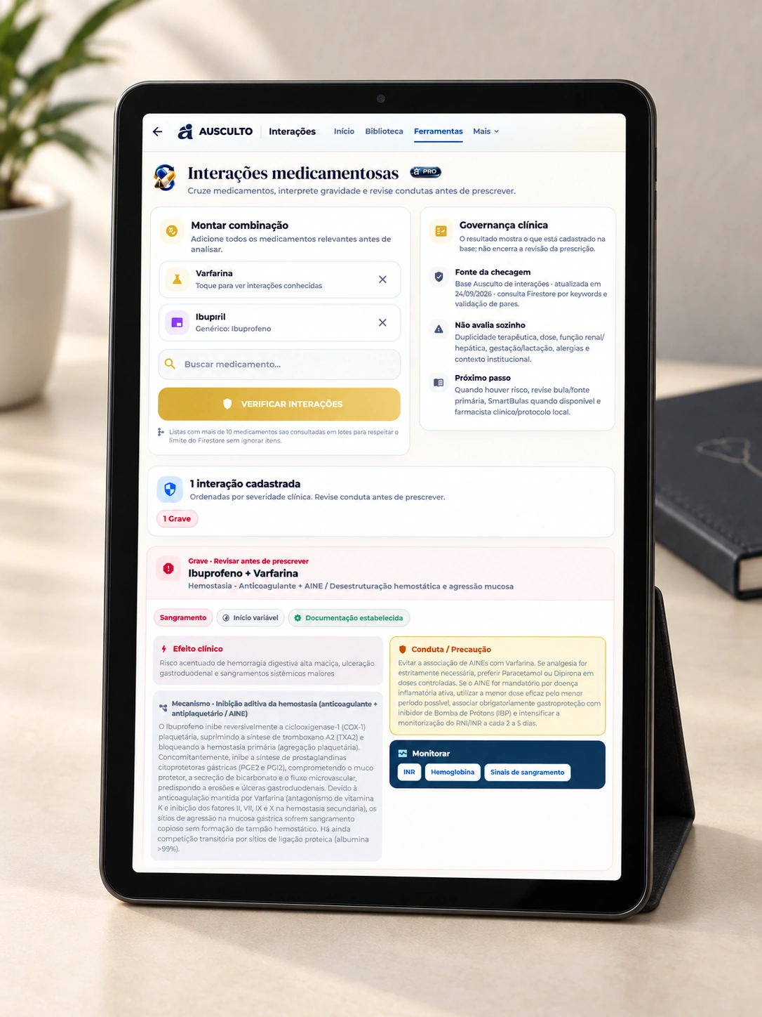 Exemplo fictício de revisão de interações em um tablet com suporte